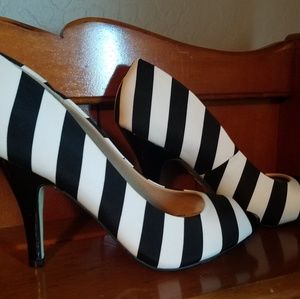 Black and white striped heel, size 9½